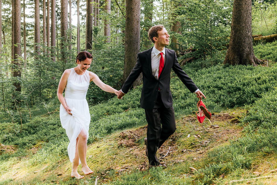 hochzeitsfotograf, berge, Wald, brautpaar, rote schuhe