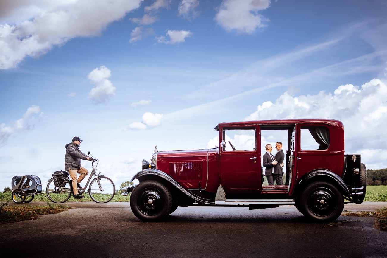 hochzeitsfotograf Usedom, Oldtimer, brautpaar, Fahrradfahrer