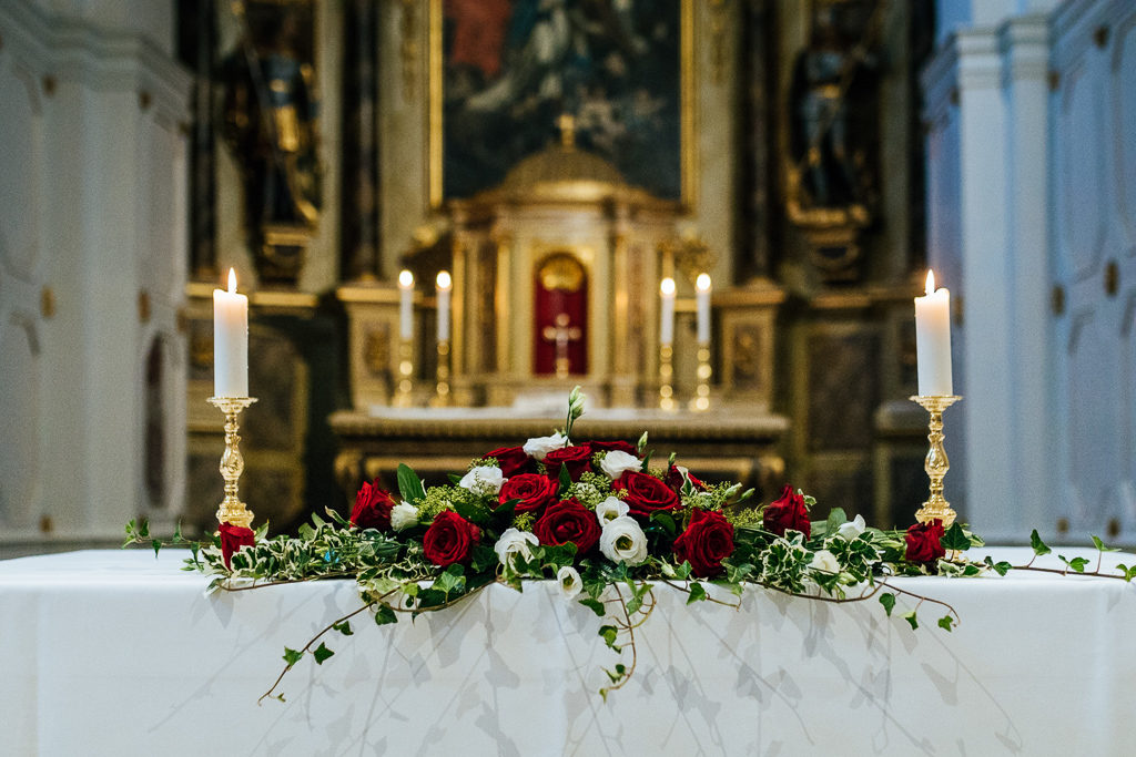 blick in die geschmückte kirche