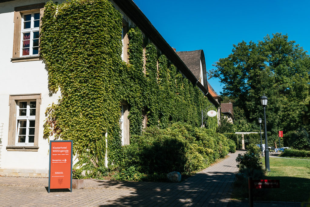eingang zum klosterhotel