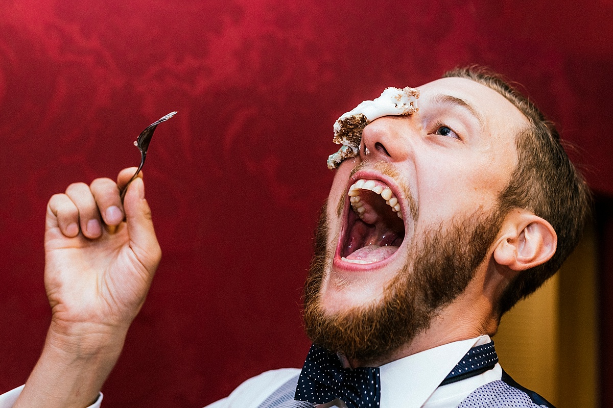 hocheztistorte im gesicht hochzeitsreportage hochzeitsfotografen wolfsburg