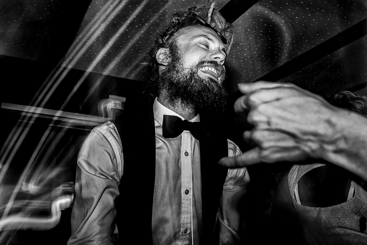 hochzeitsparty dance men hochzeitsfotografen wolfsburg