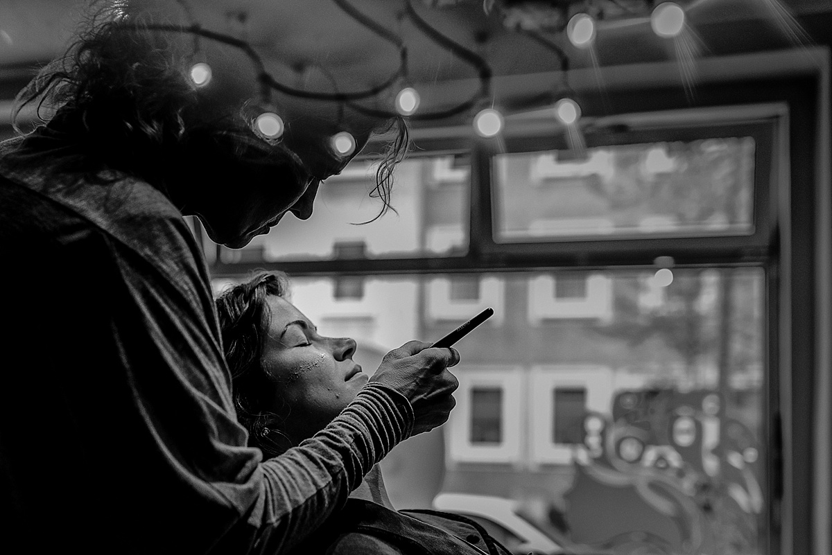 Schminken - getting ready - Licht von dieser Welt - Hochzeitsfotograf in Hildesheim
