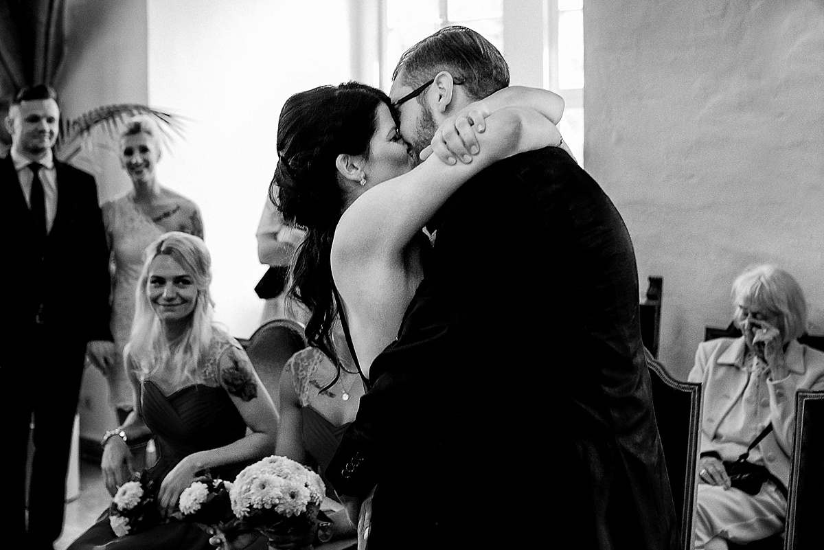 erster kuss hochzeitsreportage hochzeitsfotograf wolfsburg reportage