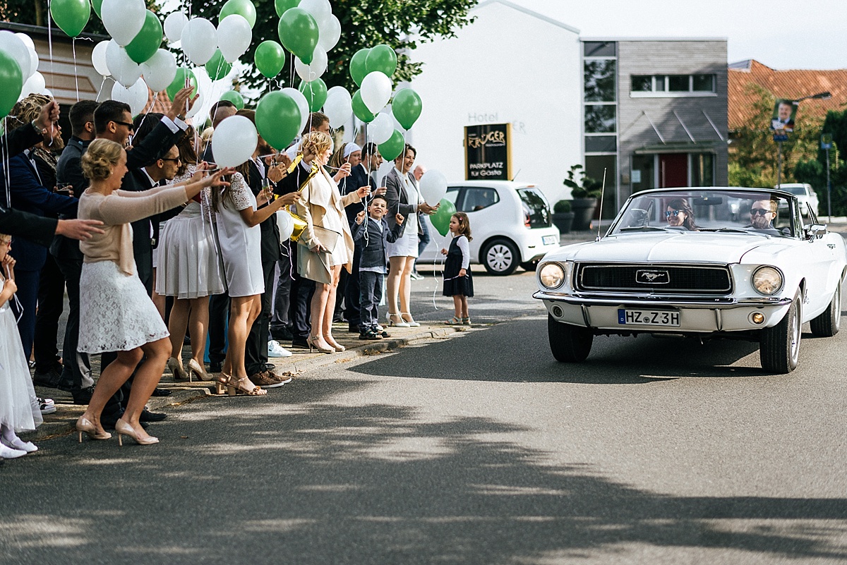 braut und bräutigam mustang hochzeitsauto hochzeit in wolfsburg - hochzeitsfotografie wolfsburg