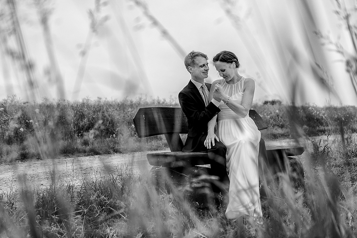 brautpaar auf einer bank - hochzeitsfotograf im harz - licht von dieser welt