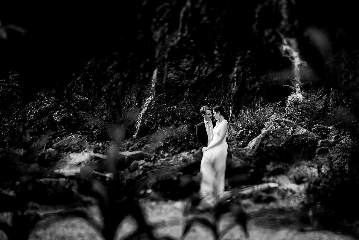 am wasserfall in bad harzburg - hochzeitsfotograf im harz - licht von dieser welt