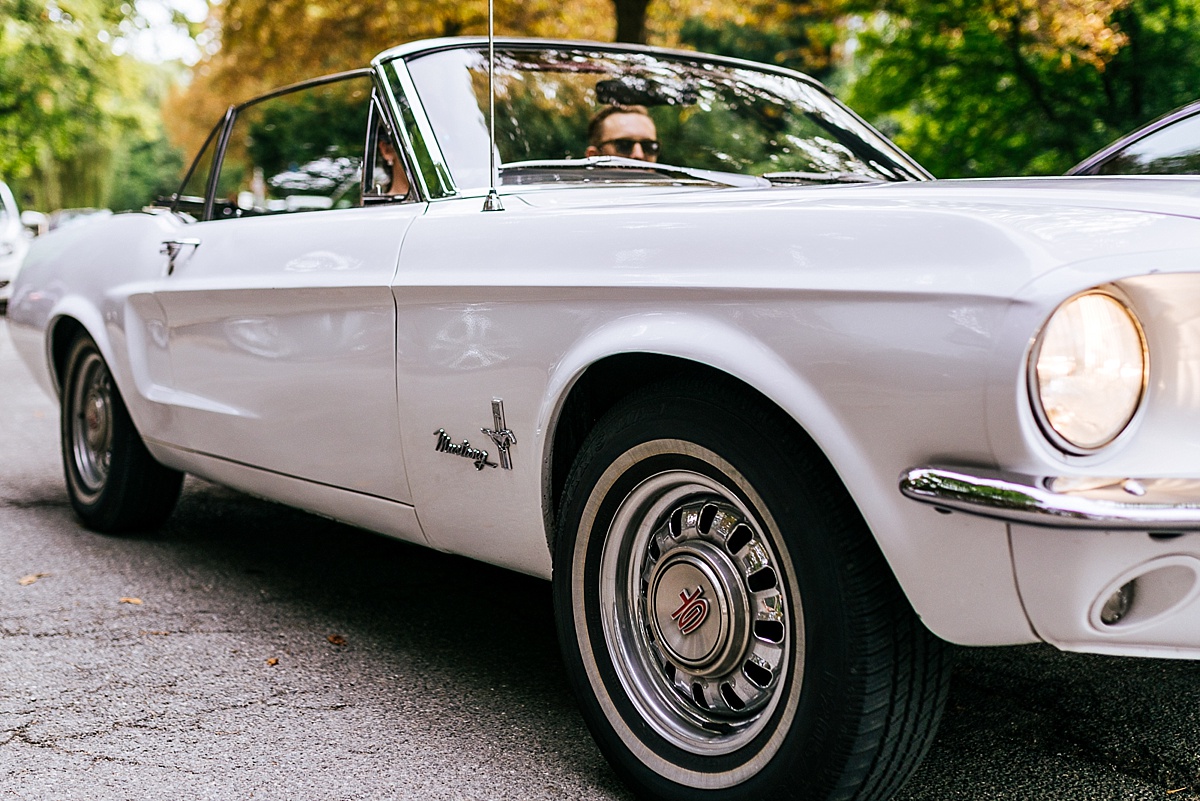 hochzeit in wolfsburg brautpaar im weißen mustang - licht von dieser welt - hochzeitsfotograf in wolfsburg-0002