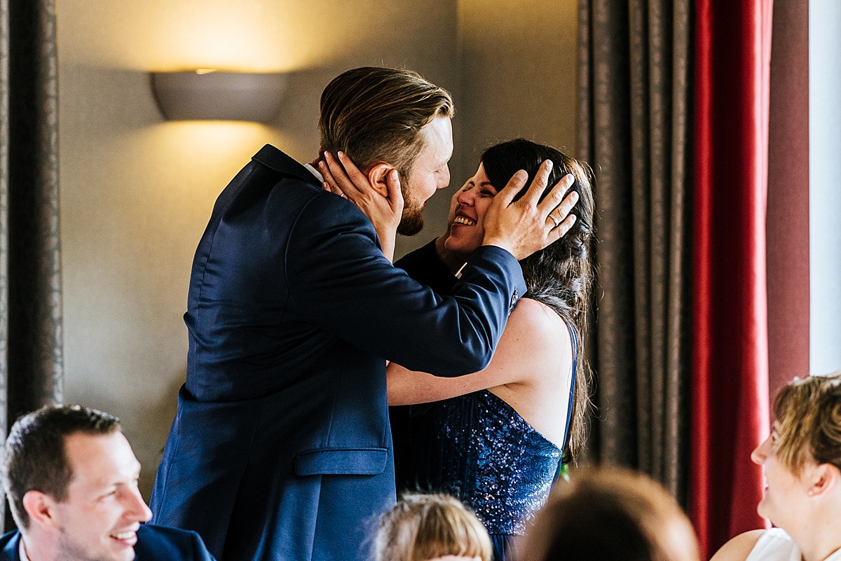hochzeit in wolfsburg kuss - licht von dieser welt - hochzeitsfotograf in wolfsburg und umgebung