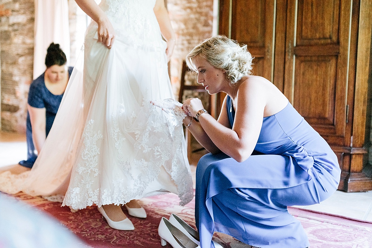 getting ready hochzeit in burg wanzleben hochzeitsfotograf magdeburg vorbereitung brautkleid