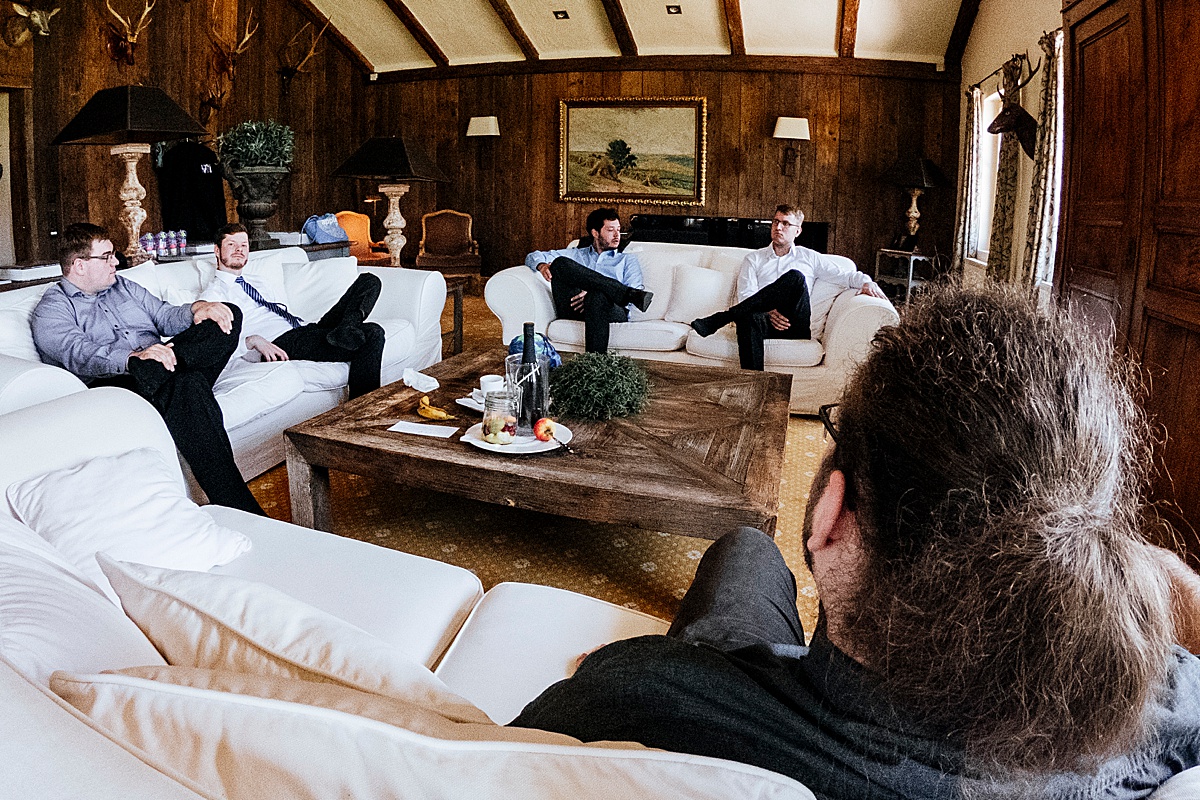 Hotelsuite groom groomsmen hochzeit couch spreewald