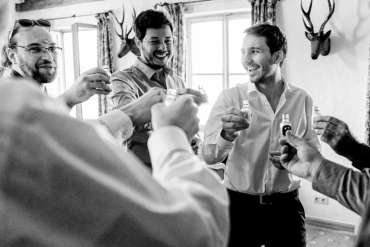 anstossen drinks groom groomsmen hochzeit wedding gettingready