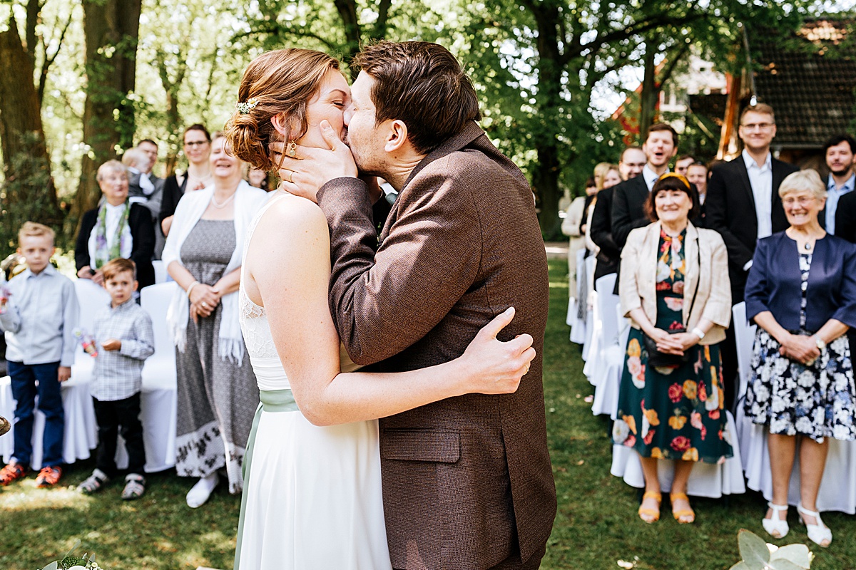 kuss kiss hochzeitskuss brautpaar trauung spreewaldhochzeit hochzeitsreportage küssen gesellschaft hochzeitsfoto spreewald