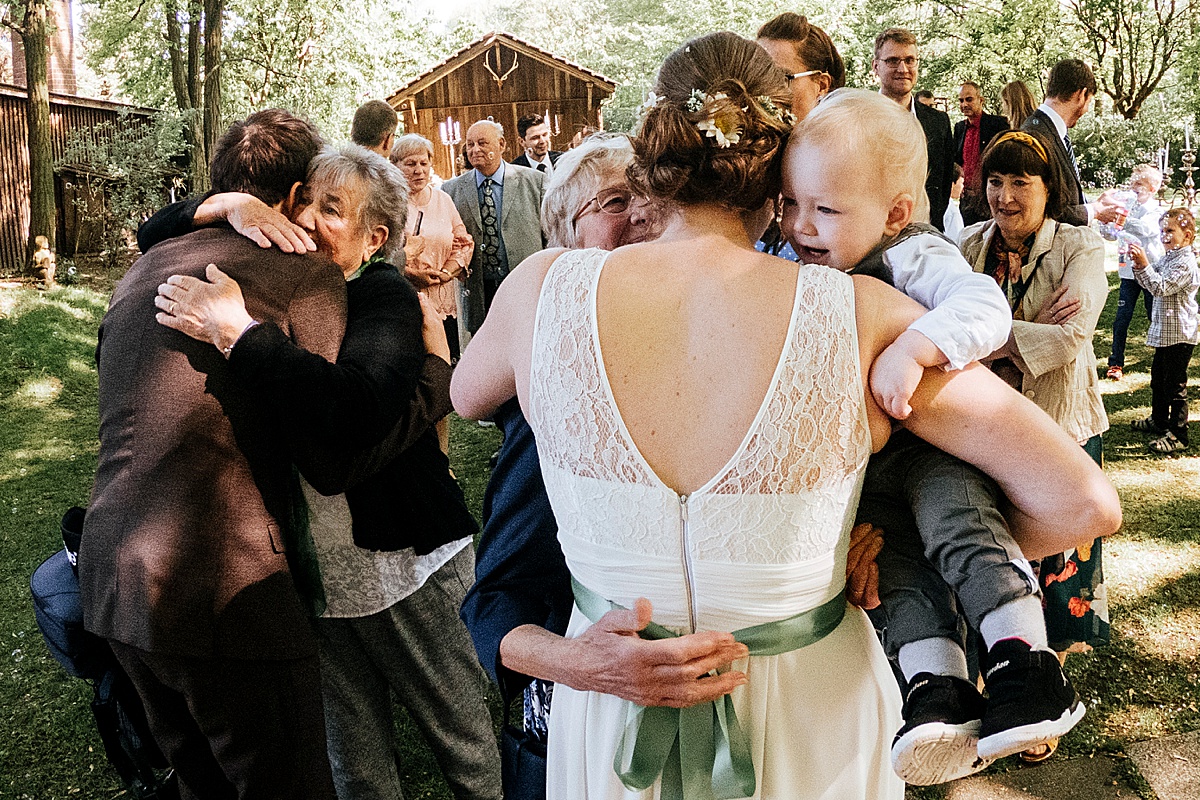 gratulationen congratulations umarmung reportage hochzeit spreewald hochzeitsfotograf braut bräutigam brautpaar