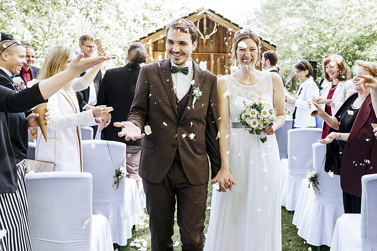 auszug brautpaar hochzeitspaar bride groom crowd hochzeitsgesellschaft trauung weddingday 