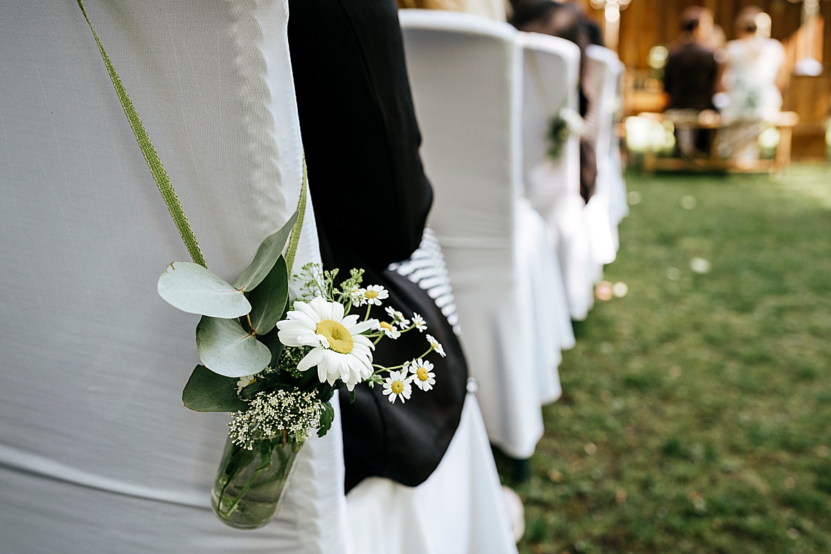 blumen blumenschmuck blumendeko hochzeit trauung brautpaar hochzeitstag weddingday reportage