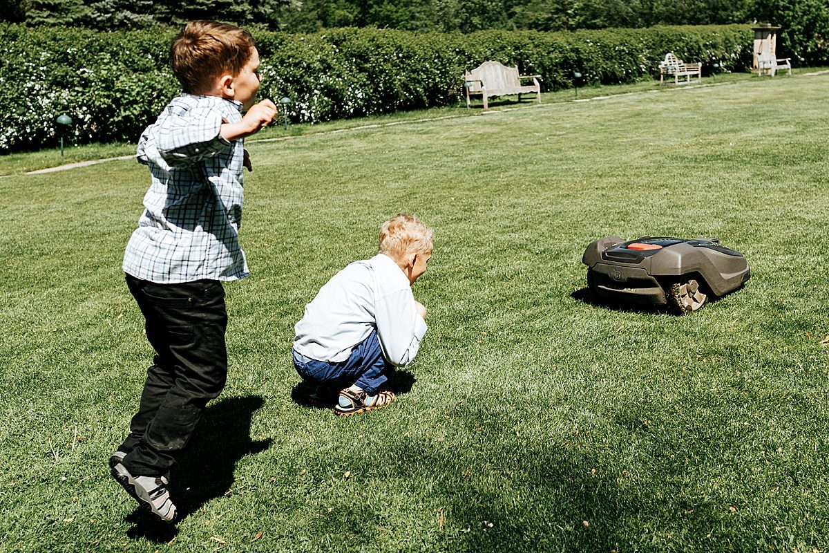 rasen green rasenmäher kids kinder chasing verfolgung reportage hochzeit spreewald