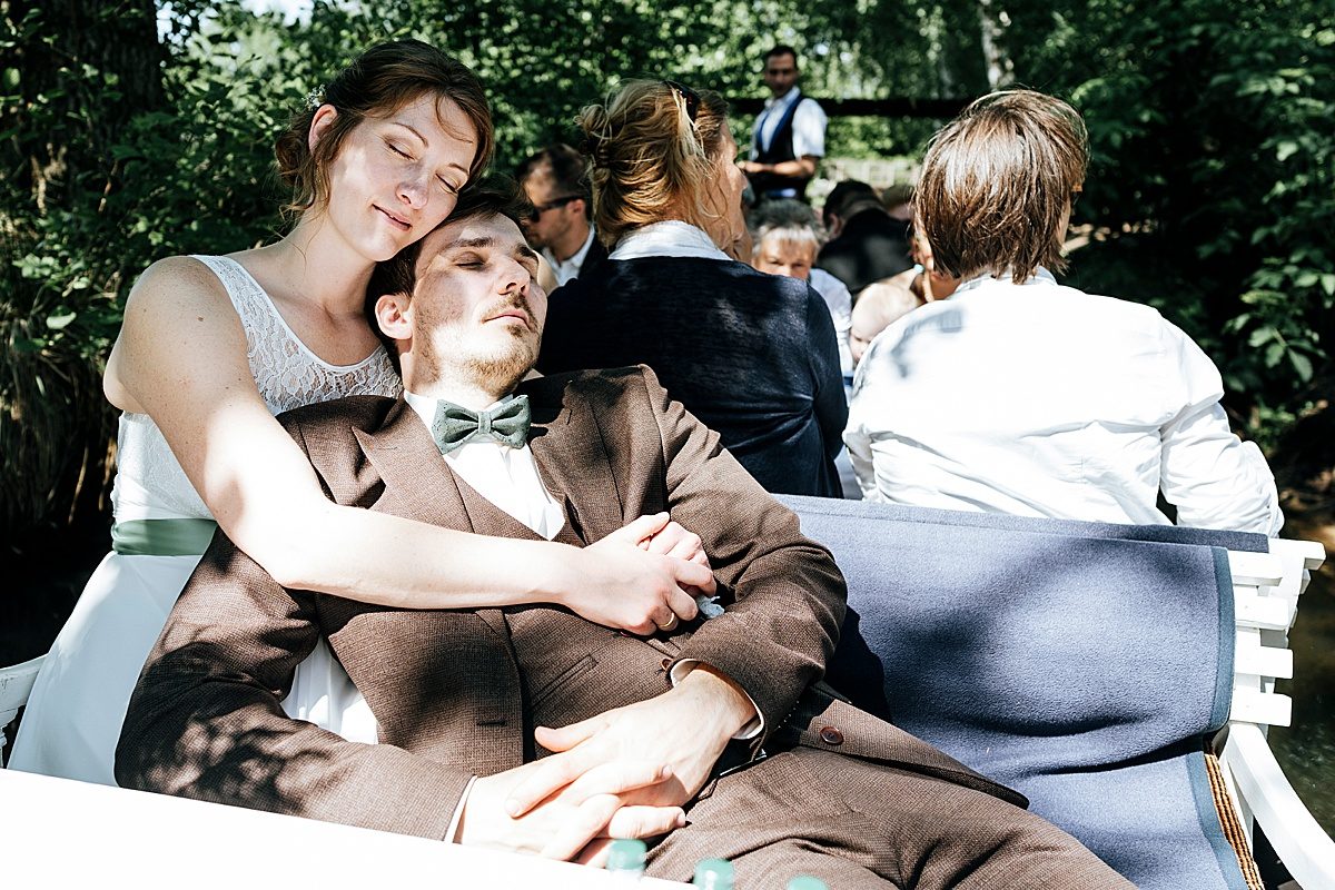 brautpaar kahnfahrt kahntour spreewald umarmung hochzeit wedding hochzeitsfotograf fotograf
