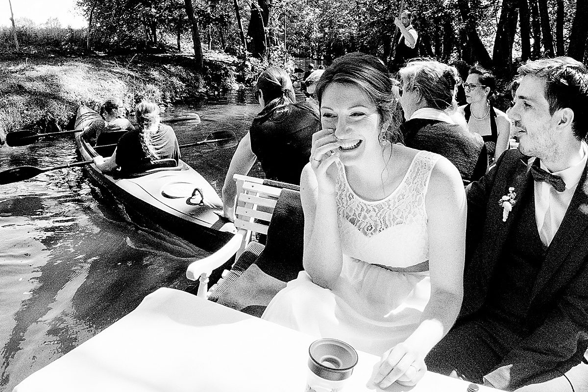 zusammenprall boote reportage spreewald kahnfahrt braut lachen bräutigam hochzeitsfotograf