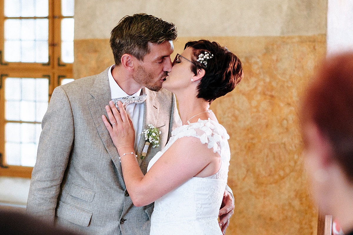 erster kuss kiss brautpaar hochzeitspaar harz hochzeitsfotograf hochzeitsfotos hochzeitsbilder