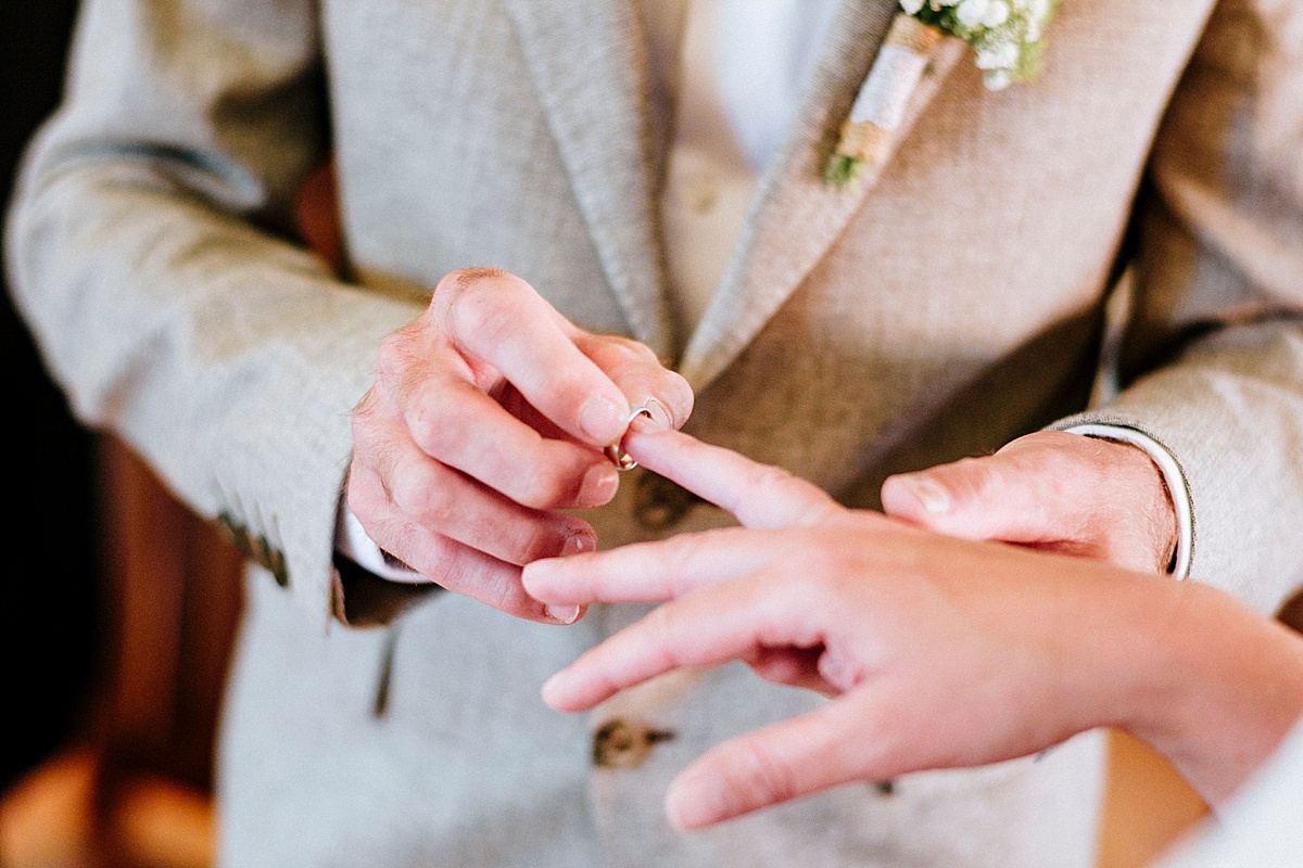 ringe anstecken eheringe hochzeit hochzeitsfotograf hochzeitsfotografie hochzeitsbilder fotograf reportage