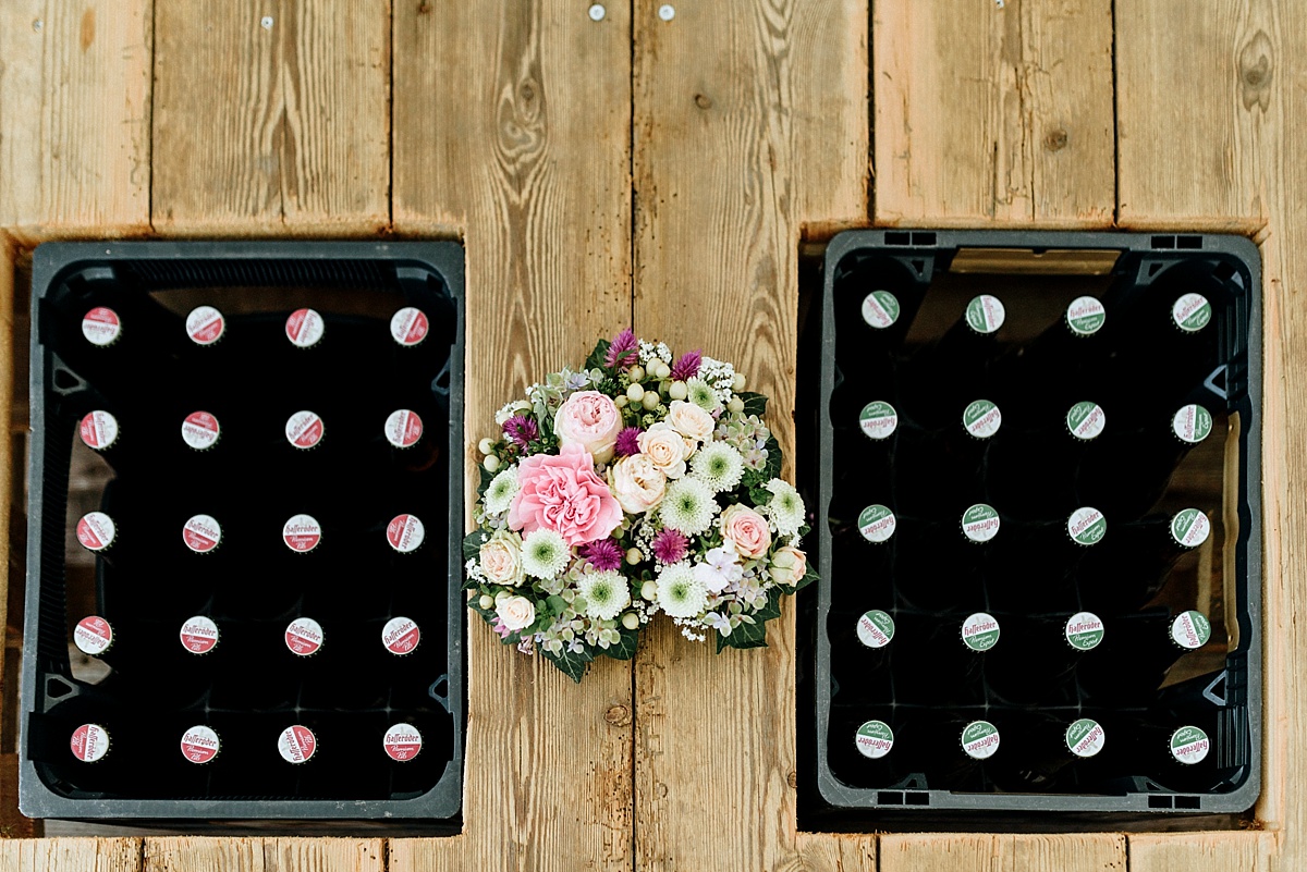 brautstrauß blumen hochzeit im harz tisch bierflaschen hochzeitsfotograf harz hochzeitsbilder