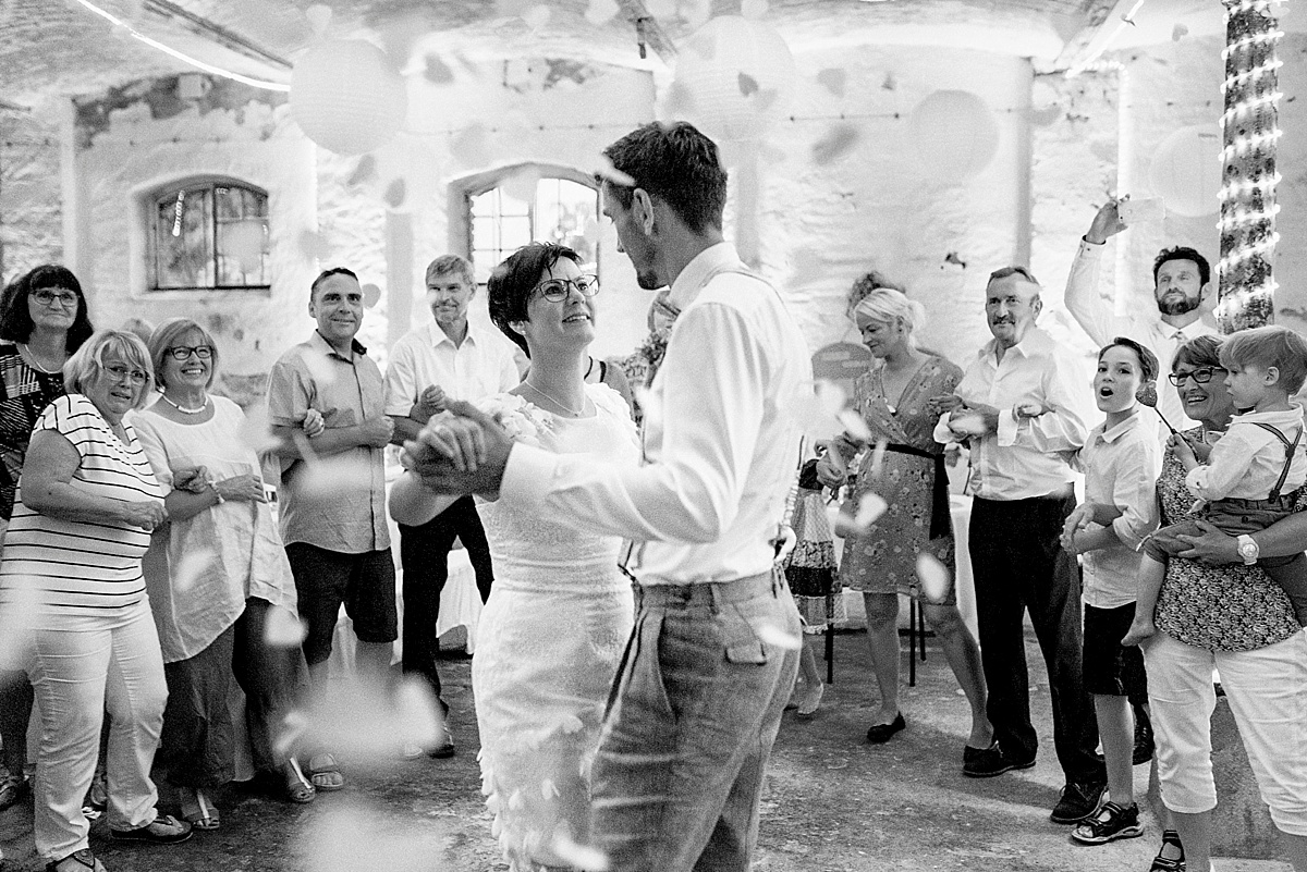 first dance hochzeitstanz ehrentanz brautwalzer hochzeitsfotograf hochzeitsfotografie wedding reportage reportagefotograf