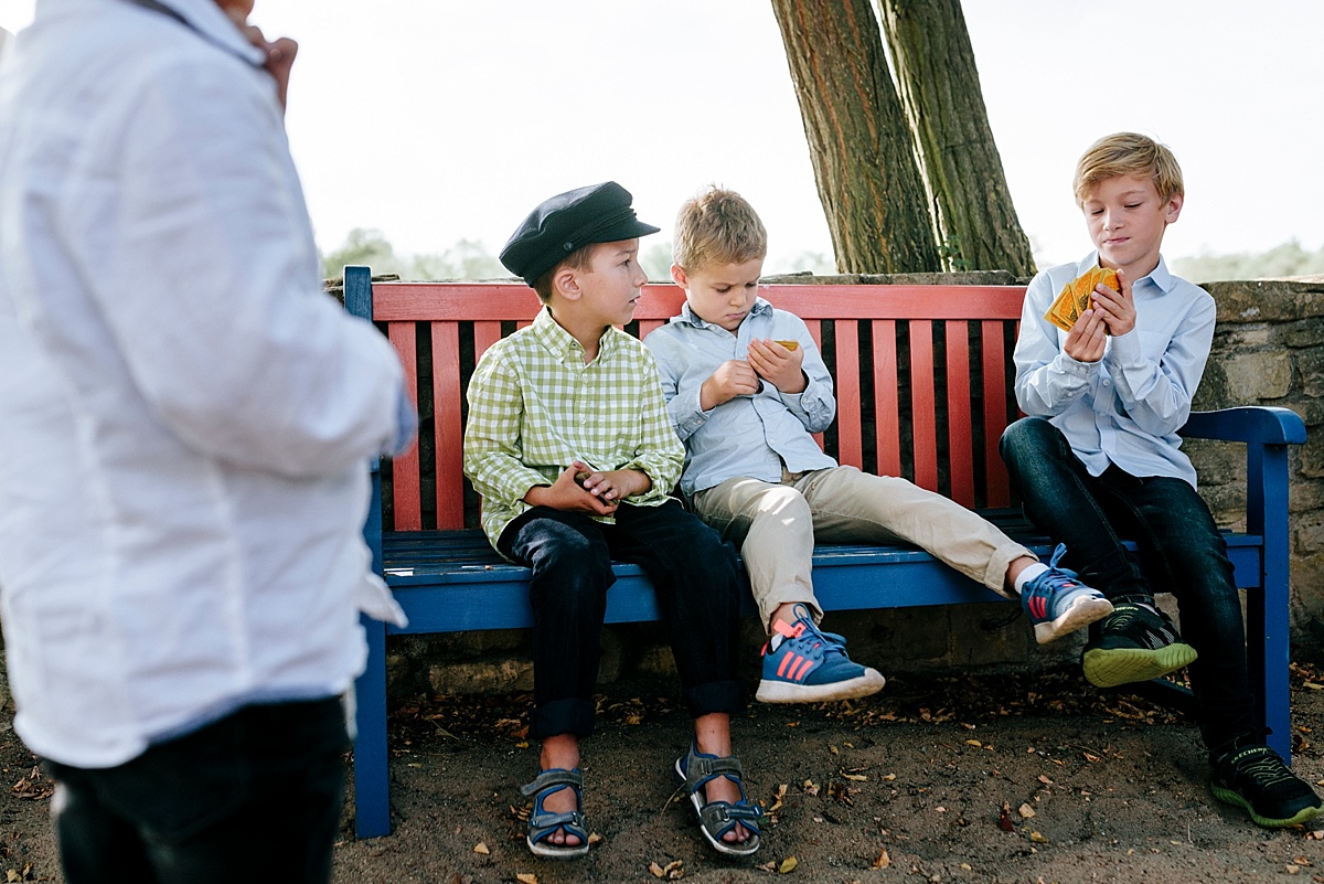 kartenspiel, jungs, hochzeitsreportage magdeburg