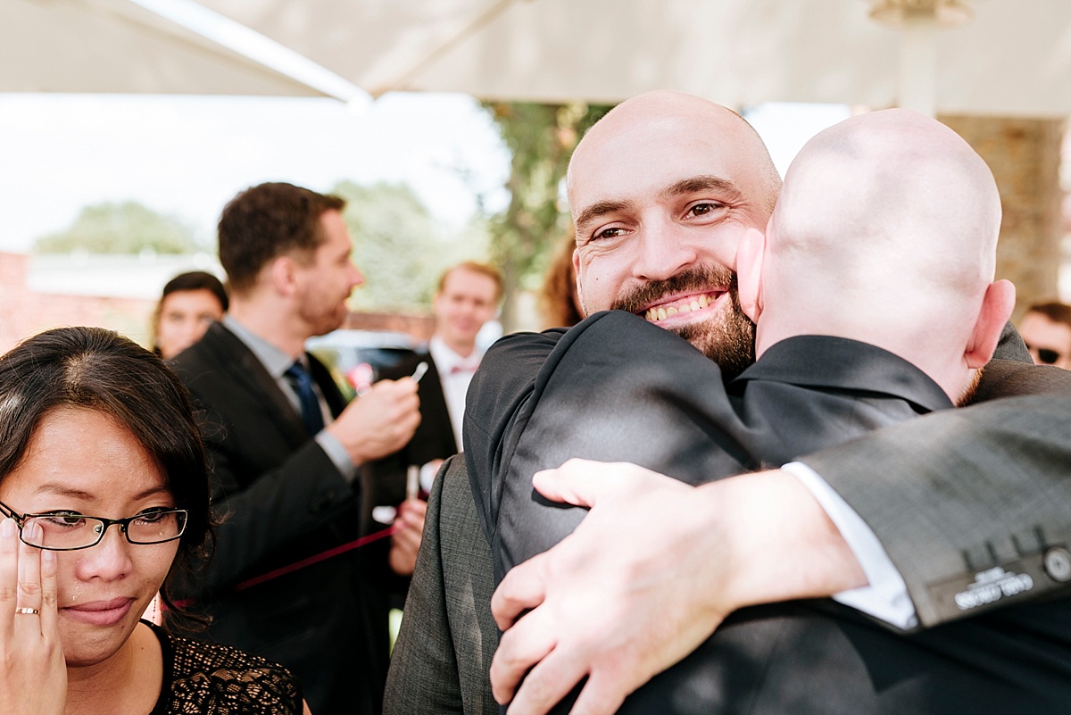 umarmung, hochzeitsfoto, hochzeit kirche magdeburg