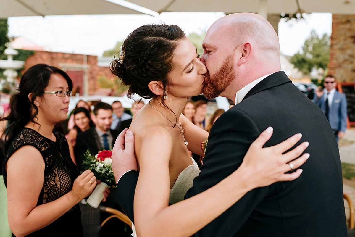 erste kuss, trauung magdeburg, hochzeitsbilder, hochzeit kirche magdeburg