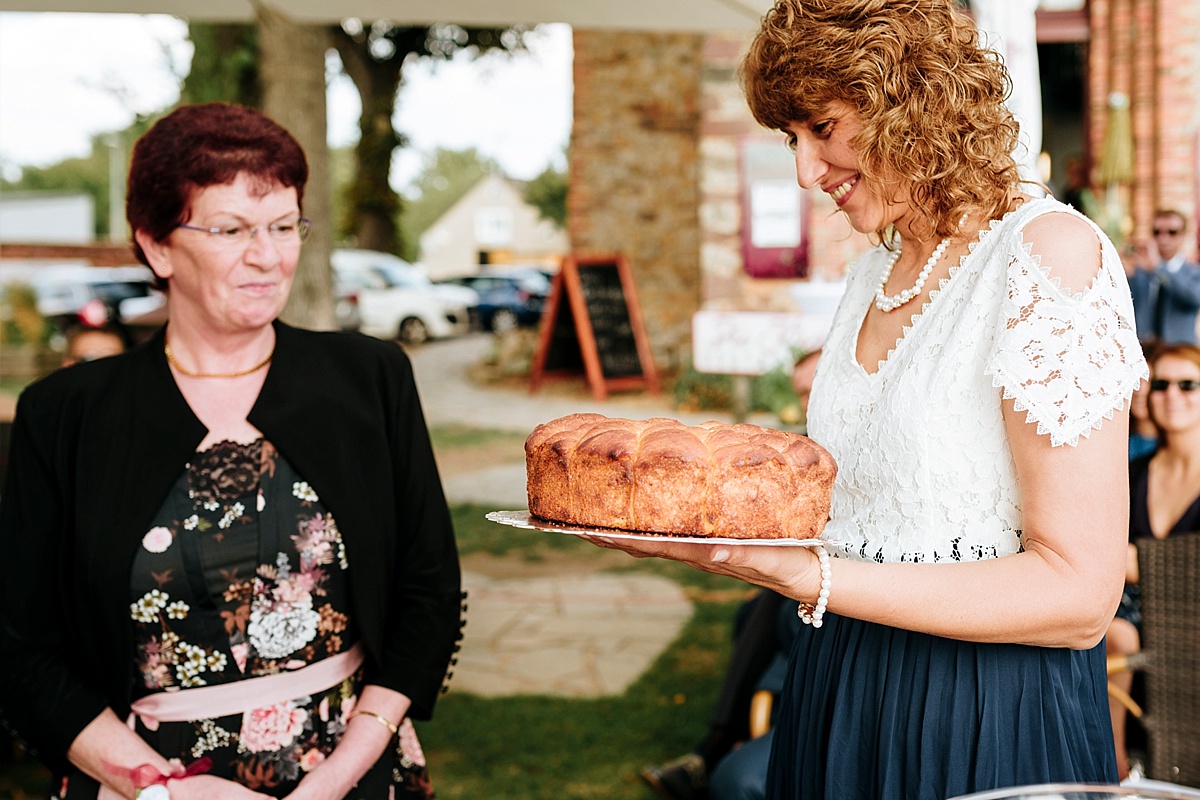 brot, bulgarische tradition, hochzeit magdeburg, hochzeitsfotograf