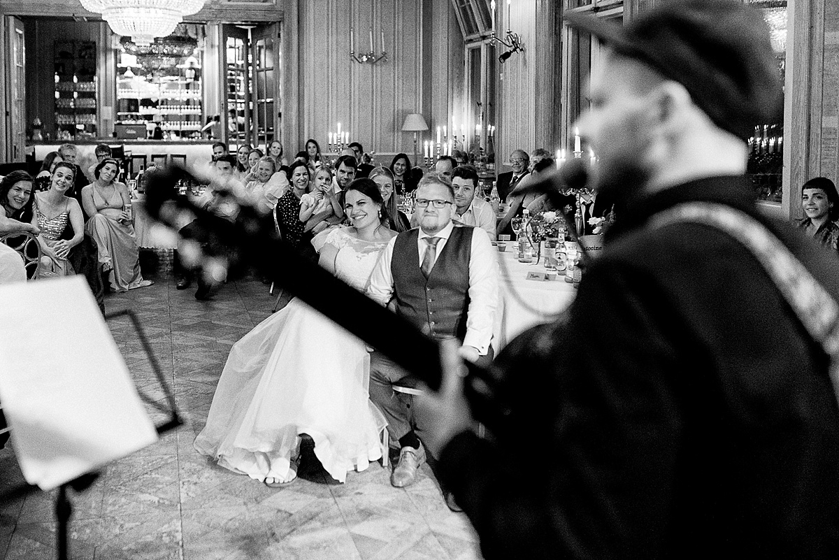 auftritt für das Brautpaar hochzeit im schloss beesenstedt hochzeitsreportage hochzeitsfotografen hochzeitsbild
