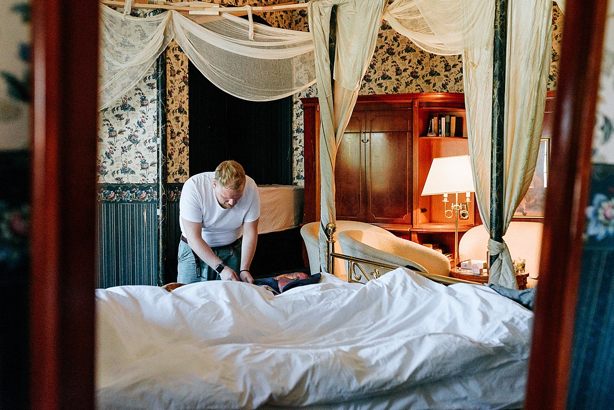 Bräutigam im Turmzimmer - Getting ready Schloss Beesenstedt