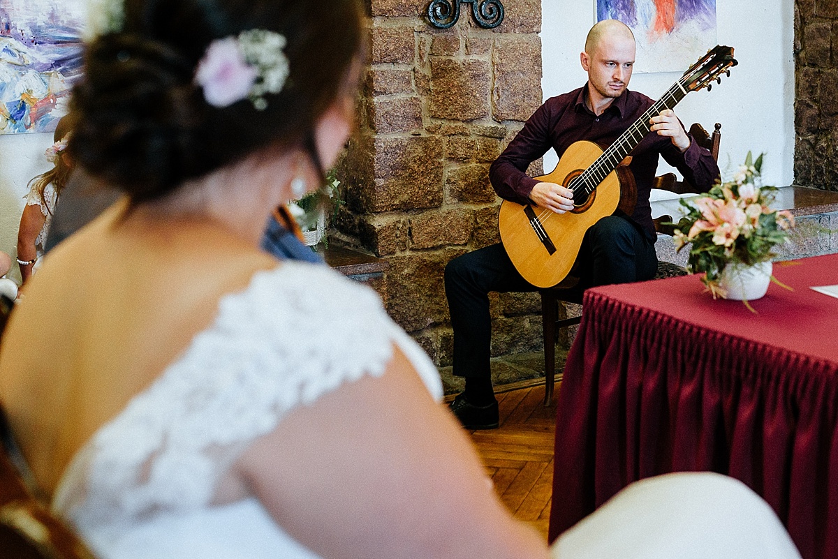 Gitarrenspieler Hochzeit Trauung Burg Wettin Hochzeitsfotografie
