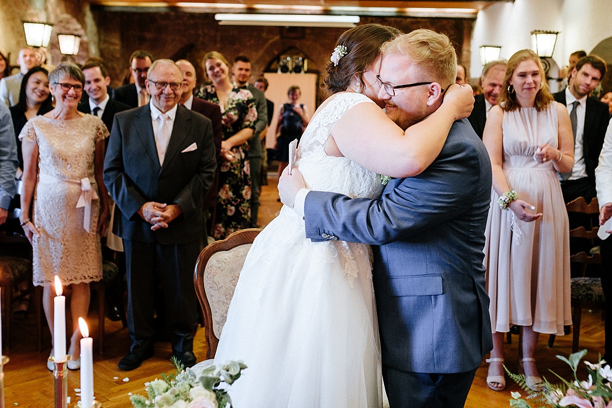 umarmung hochzeitsreportage hochzeitsfotos