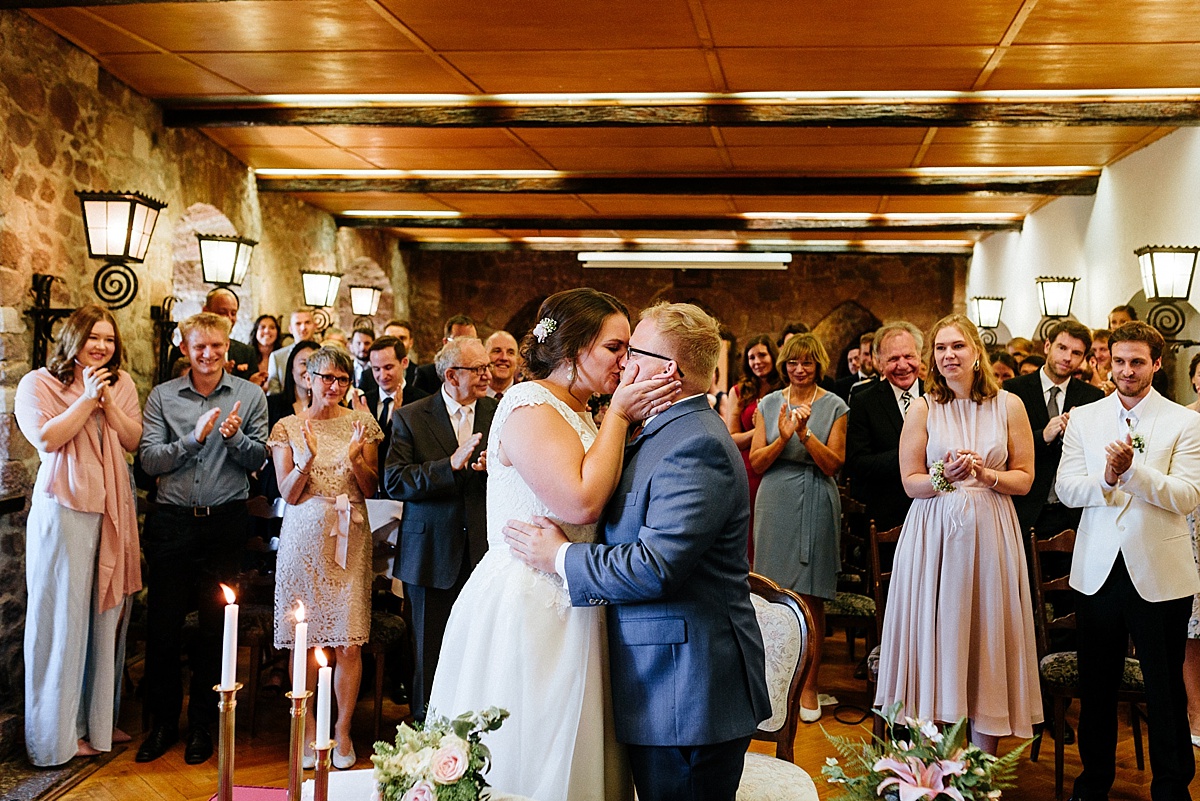 Der erste Kuss the first kiss hochzeitsfotograf leipzig halle reportage