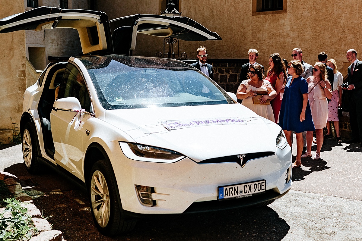 Hochzeitsauto tesla hochzeitsreportage fotograf