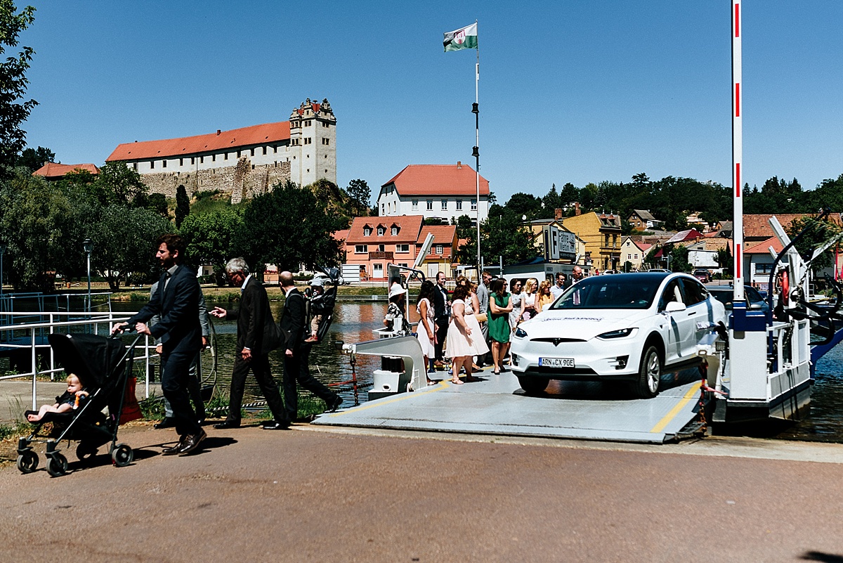 Fähre über die Saale bei Burg Wettin Hochzeitsreportage Tesla Model X Hochzeitsauto reportage hochzeitsfotograf halle