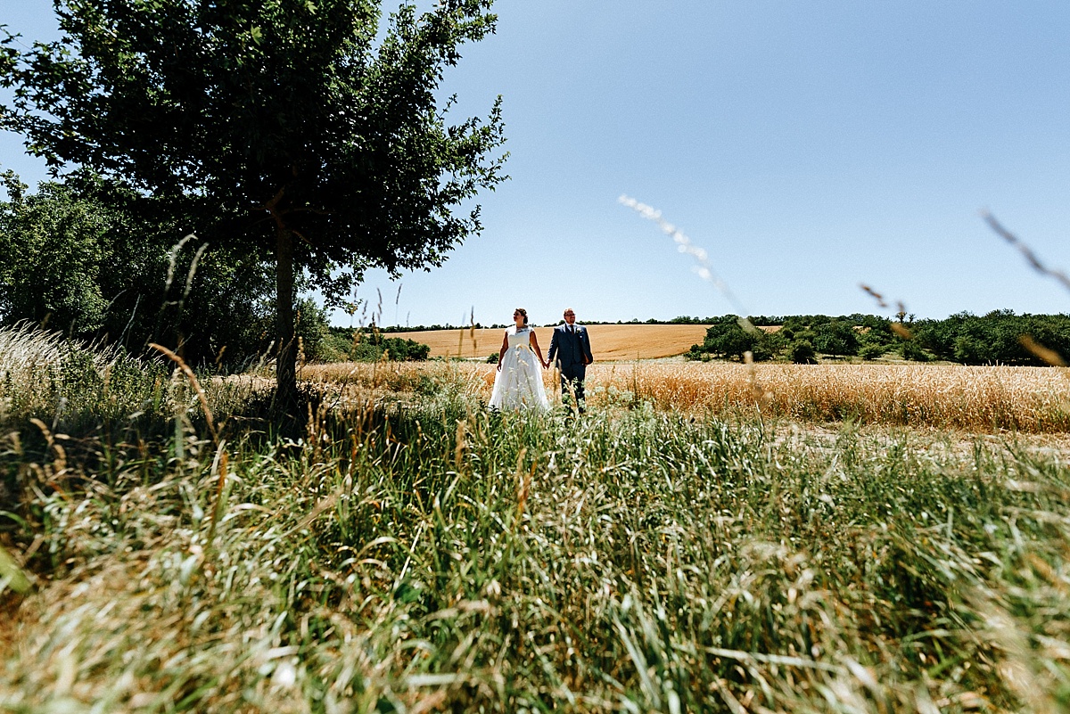 brautpaar im feld - hochzeitsreportage hochzeitsfotografen leipzig halle