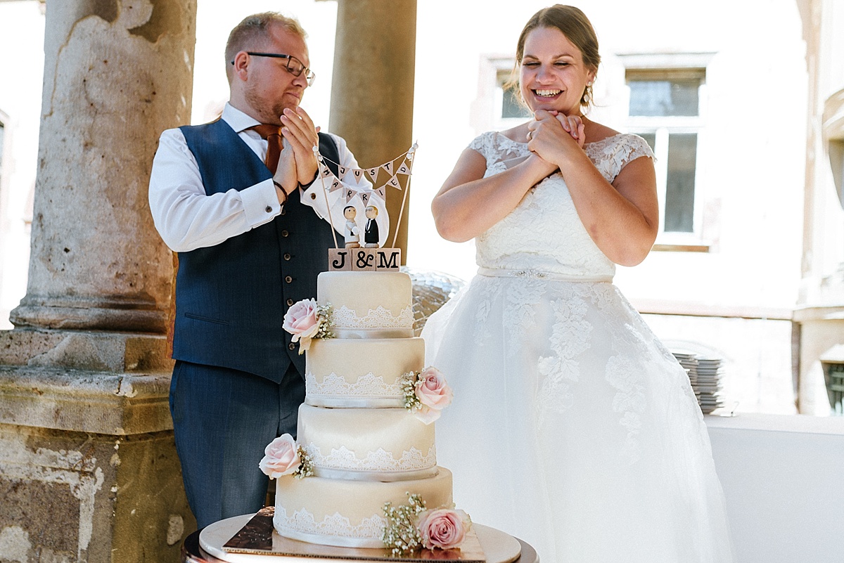 hochzeitstorte freude brautpaar hochzeitsfotografen schloss beesenstedt