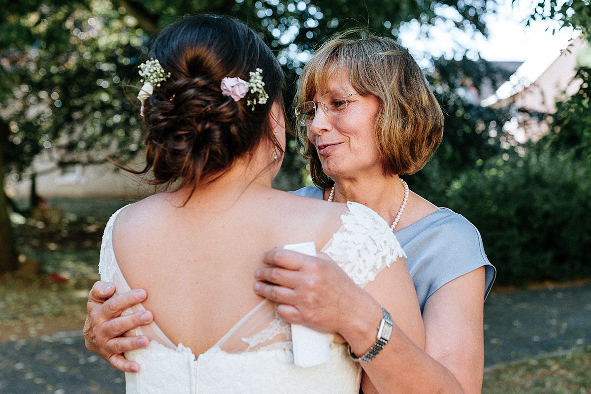brautmutter und braut - hochzeitsfotograf hochzeit auf schloss beesenstedt
