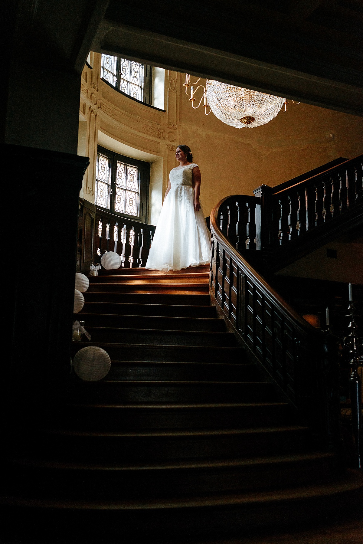 Braut bride auf der Treppe Schloss Beesenstedt hochzeitsfotografen