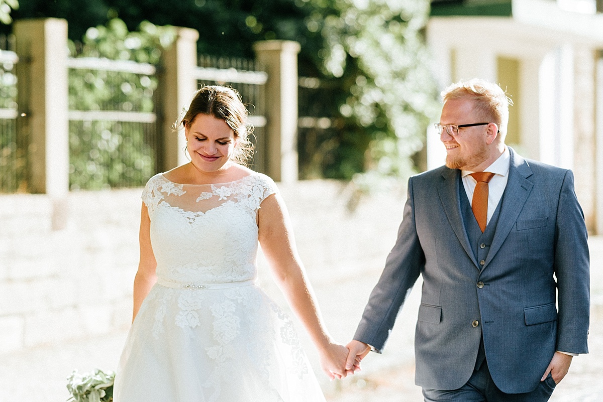 bride and groom walking together braut und bräutigam hochzeitsfotografie weddingphotographie