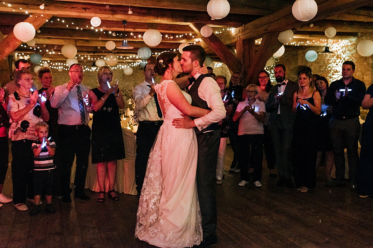 kuss tanz hochzeitstanz brautpaar grrom bride kiss hochzeitsreportage burg wanzleben hochzeitsfotograf