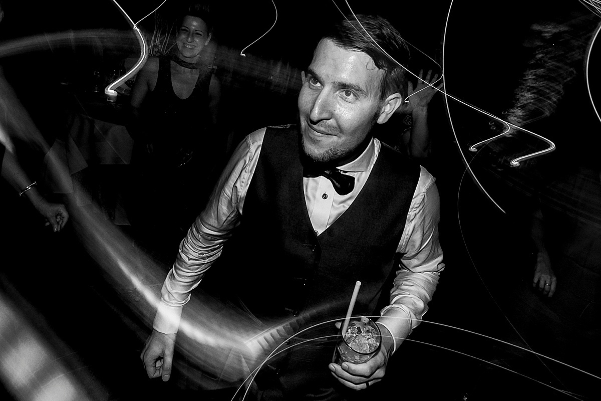 dancing party weddingparty hochzeitsparty feier groom blackandwhite reportage wanzleben
