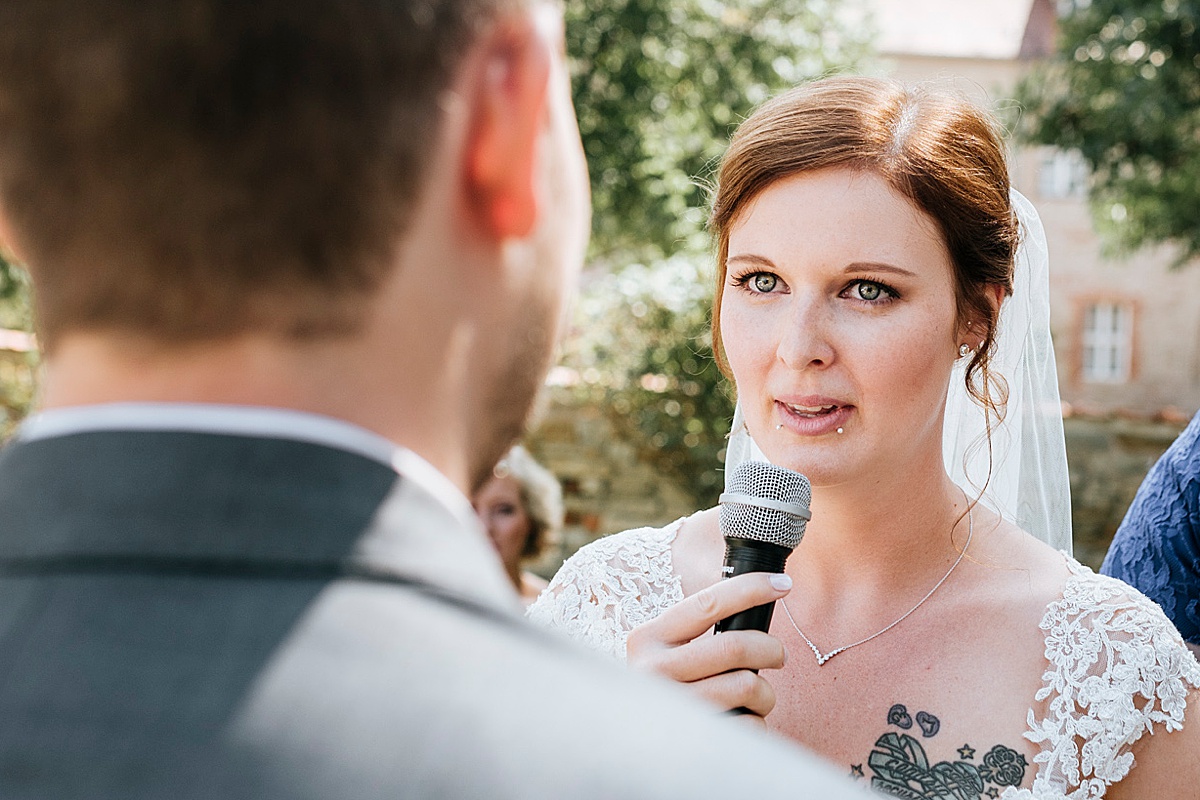brautrede mikrofon hochzeit trauung braut bride wedding