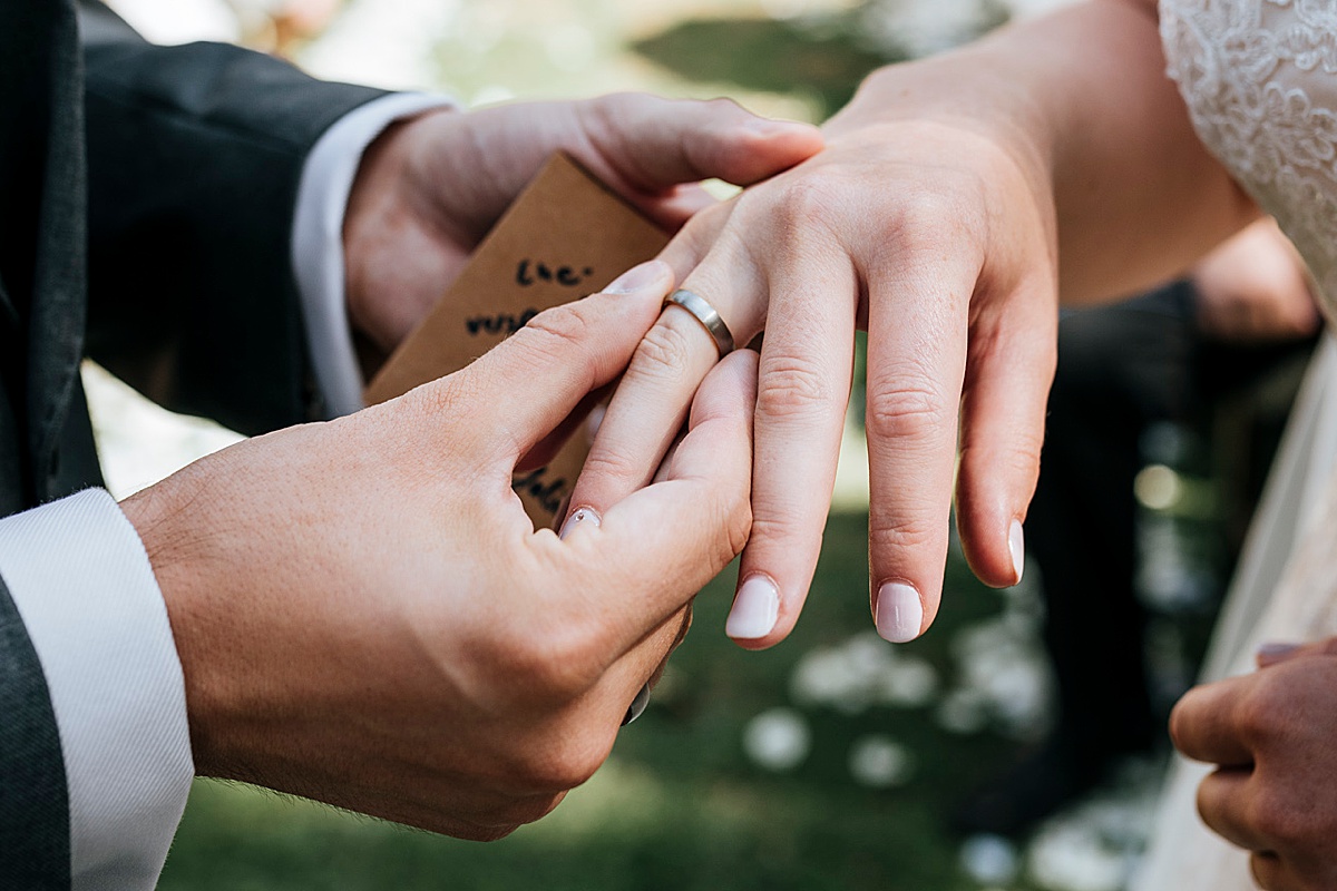 ringtausch eheversprechen heirat burg rings hände hands heirat hochzeitsfotograf magdeburg