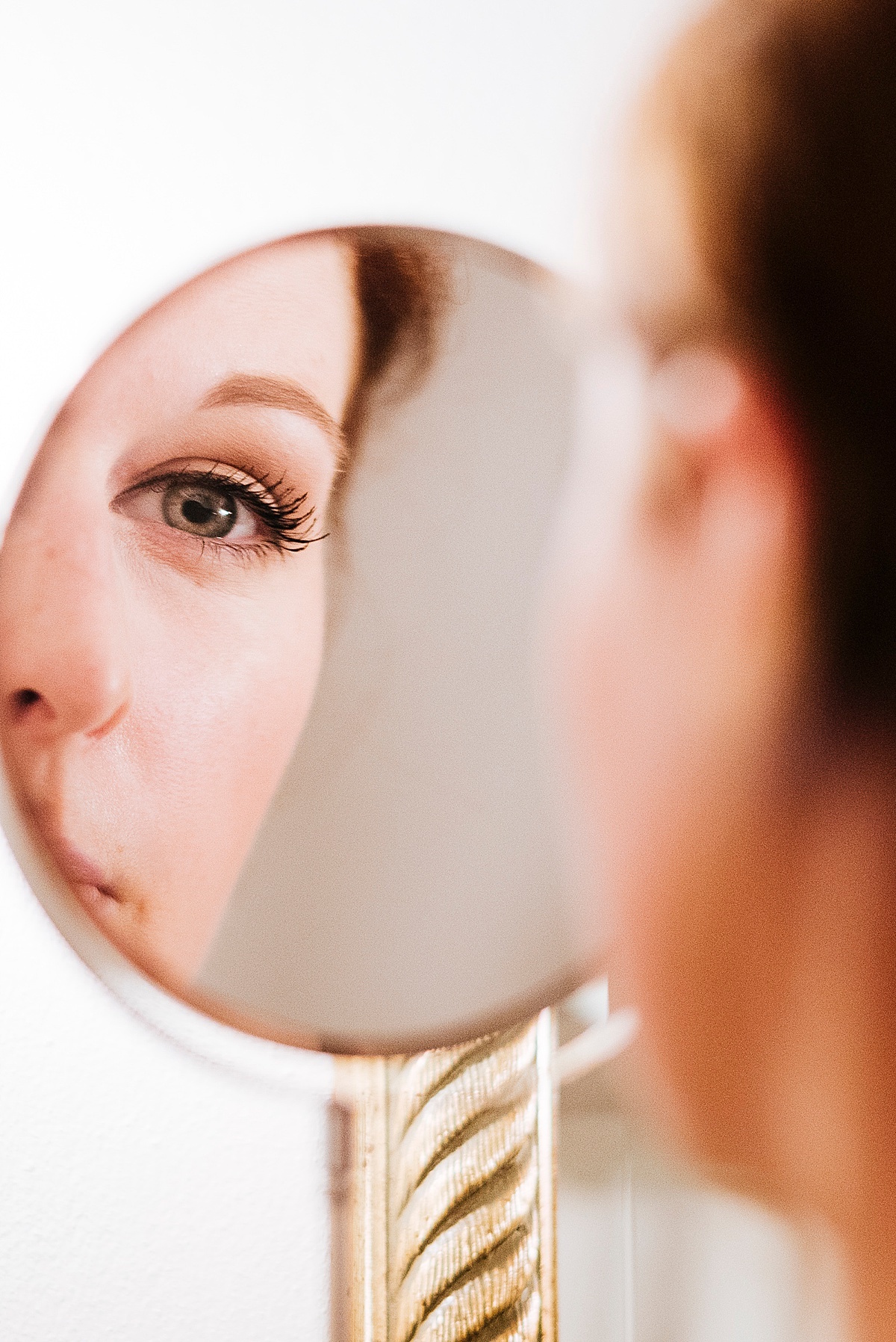 gettingready braut spiegel look eyes mirror augen hochzeit burg wanzleben hochzeitsfotografie