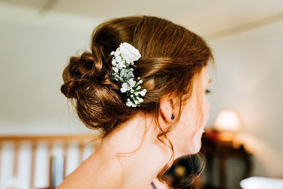 blumenschmuck haarschmuck detail hairstyle styling bride hochzeitsfotograf magdeburg burg wanzleben wedding