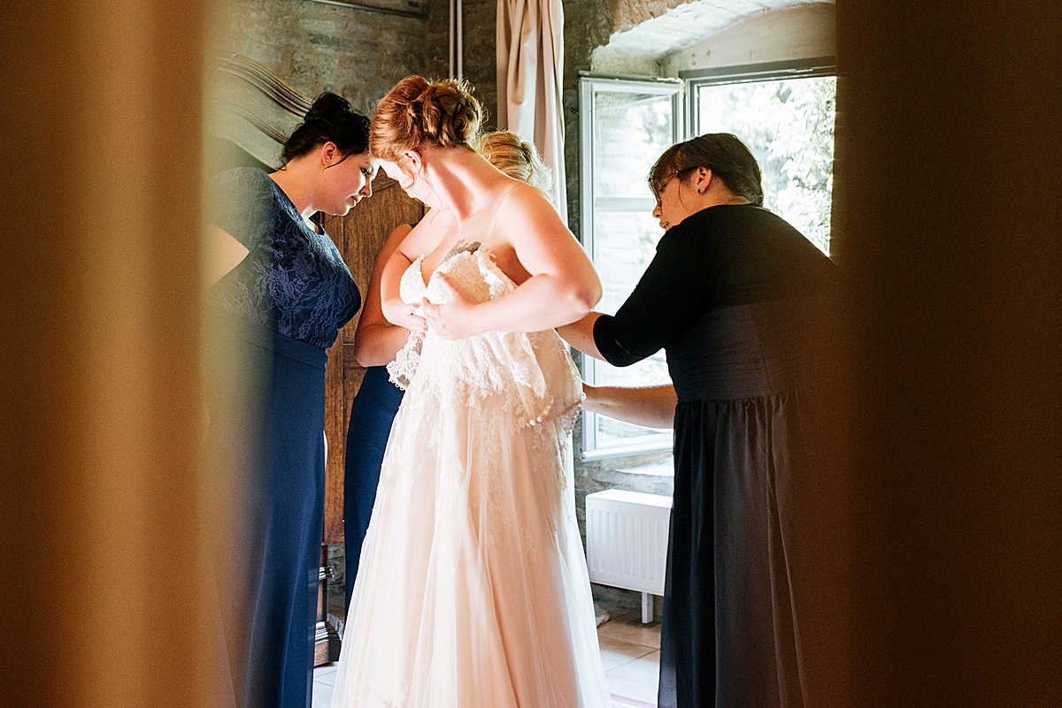 ankleiden gettingready braut bride bridemaids weddingdress hochzeit auf burg wanzleben hochzeitsfotograf